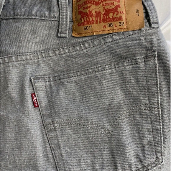 A MEN'S LEVI'S 501 GRAY BUTTON FLY 38 x 32 ~ pre-owned - Picture 3 of 7